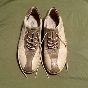Ecco Leather Walking Shoe in Cream and Tan